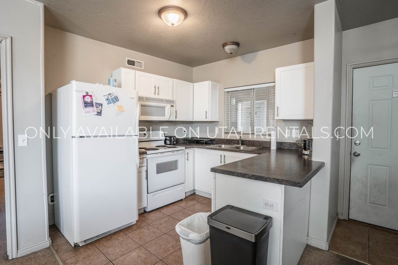 Single Bedroom in coveted Lanai apartment. property image