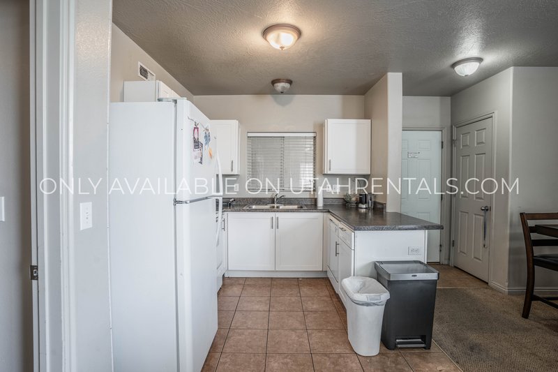 Single Bedroom in coveted Lanai apartment. property image