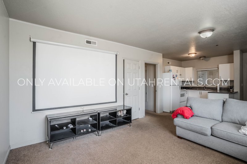 Single Bedroom in coveted Lanai apartment. property image