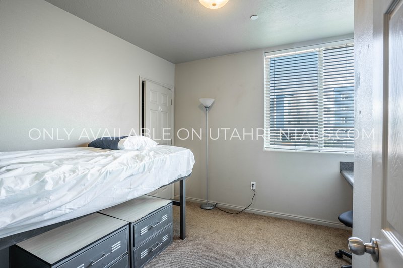 Single Bedroom in coveted Lanai apartment. property image