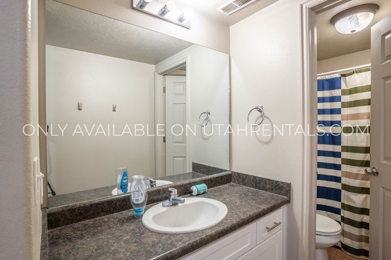 Single Bedroom in coveted Lanai apartment. property image