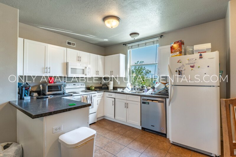 Private Rooms Available at Lanai Apartments J2 property image