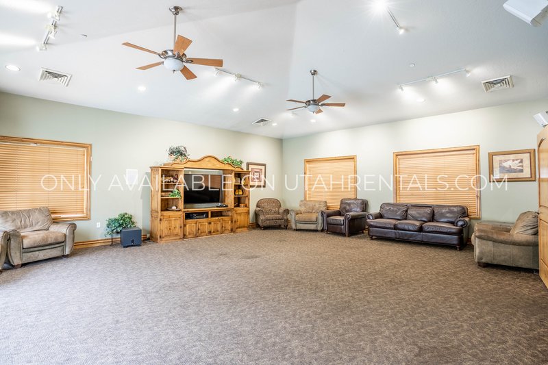 3 Bedroom 2 Bath in Canyon Meadows HOA property image