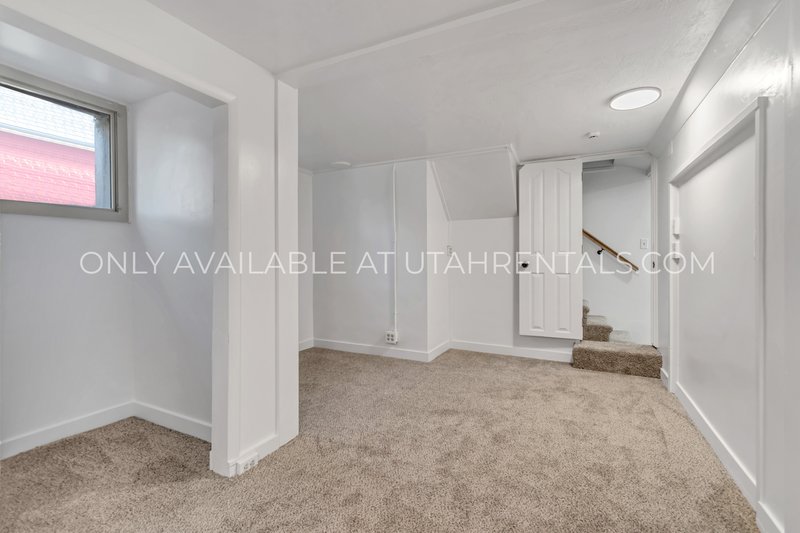 Beautiful, spacious 3 bedroom, 1 bath, Basement Unit property image