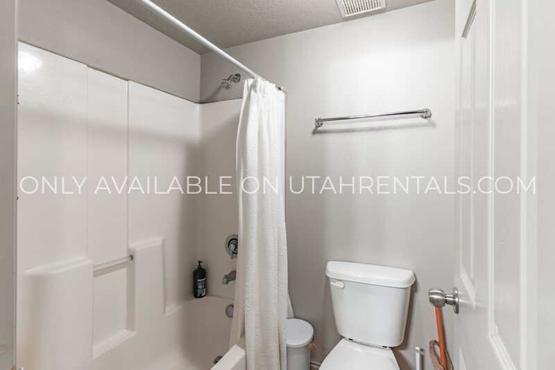 Private Room in Lanai complex property image