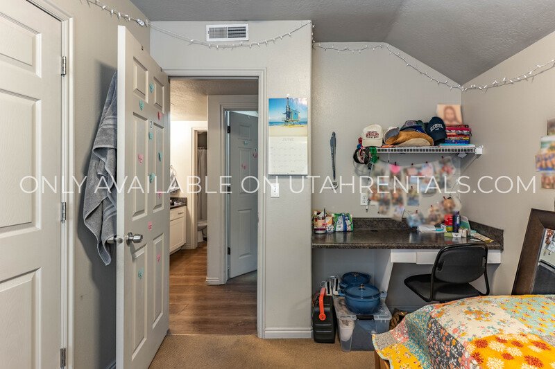 Private Room in Lanai complex property image