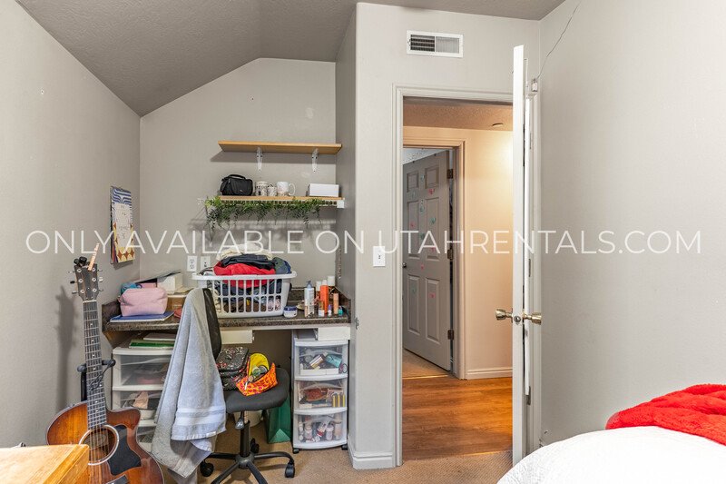 Private Room in Lanai complex property image