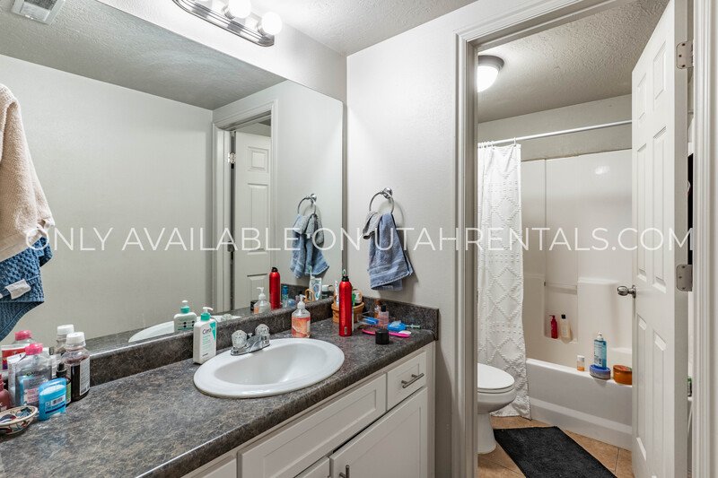 Private Room in Lanai complex property image