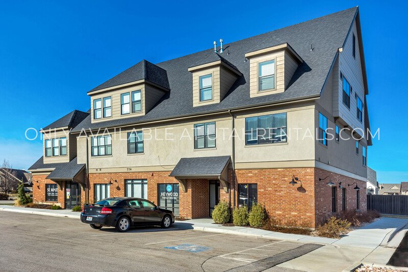 Upscale & Meticulously Maintained Mapleton Townhome property image