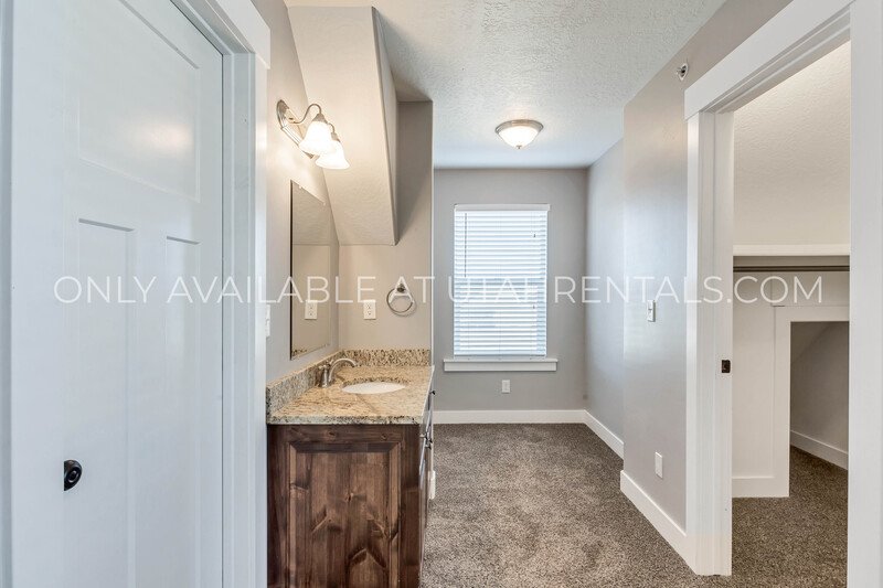 Upscale & Meticulously Maintained Mapleton Townhome property image