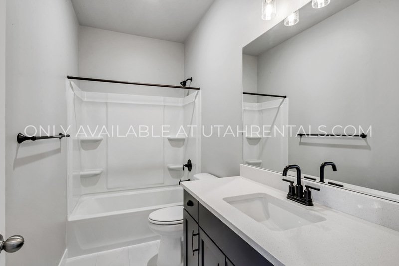 Stunning 5-Bed Mountain View Home in Highland property image