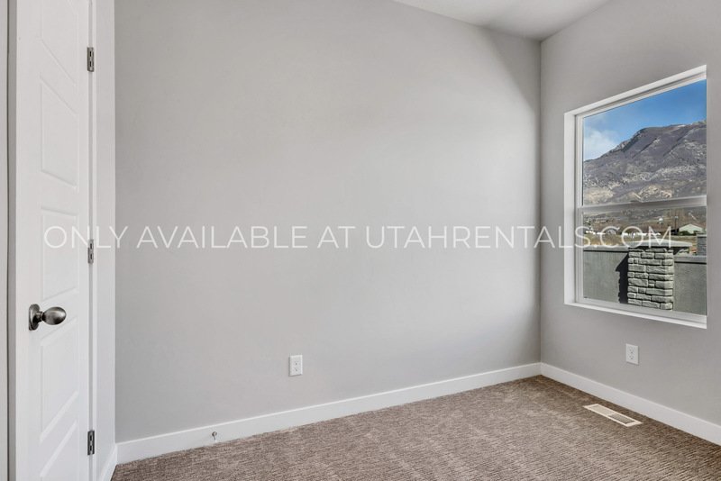 Stunning 5-Bed Mountain View Home in Highland property image