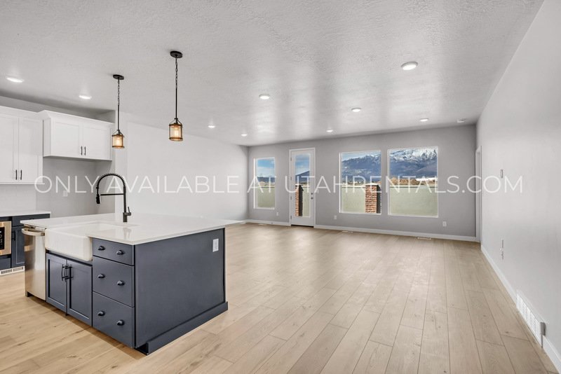 Stunning 5-Bed Mountain View Home in Highland property image