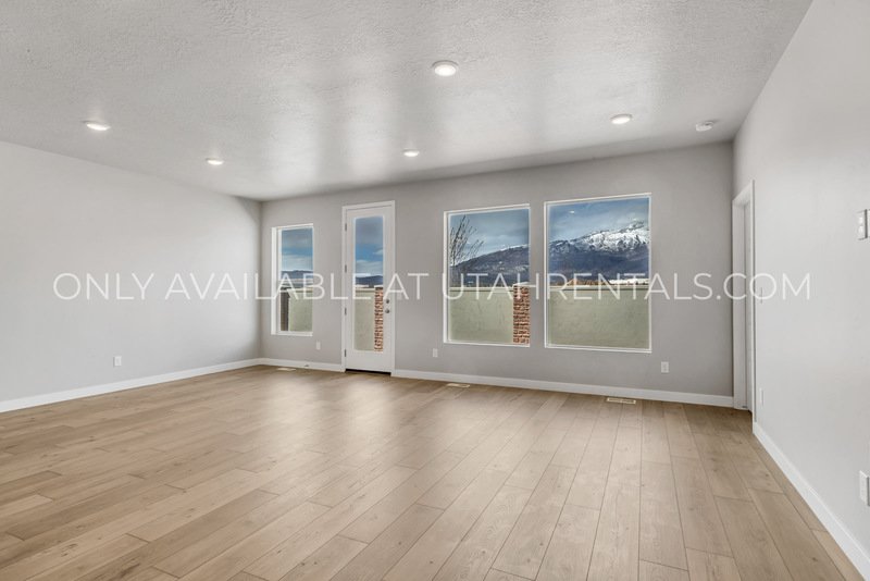 Stunning 5-Bed Mountain View Home in Highland property image