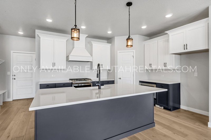Stunning 5-Bed Mountain View Home in Highland property image
