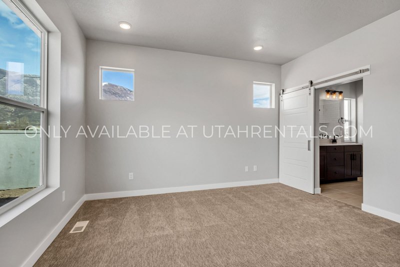 Stunning 5-Bed Mountain View Home in Highland property image