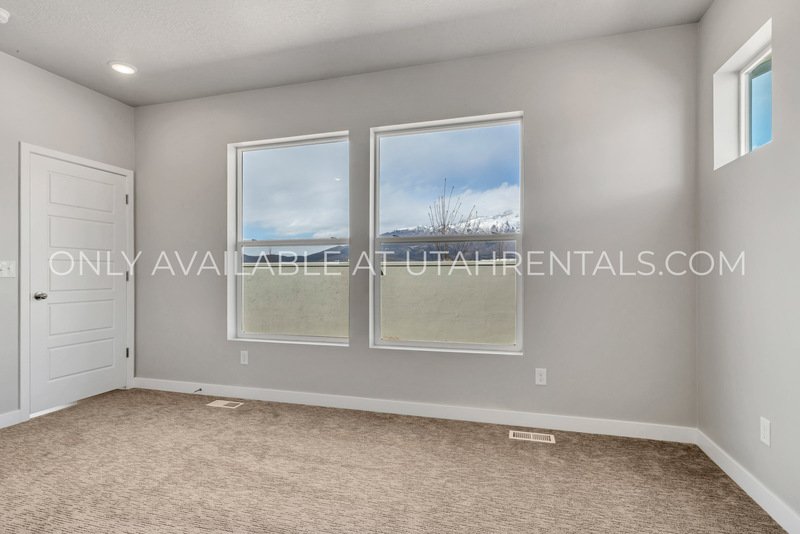 Stunning 5-Bed Mountain View Home in Highland property image