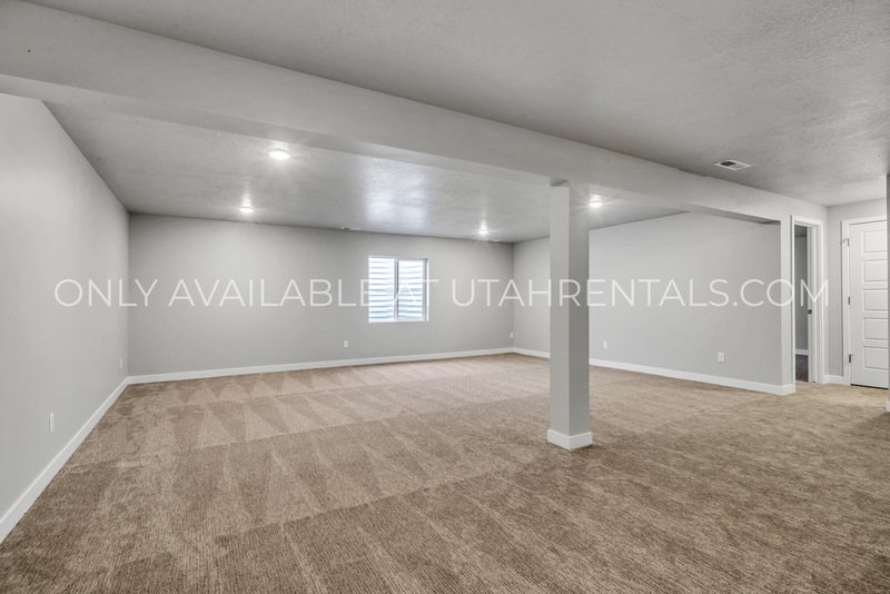 Stunning 5-Bed Mountain View Home in Highland property image