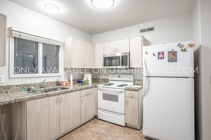 2 Luxury Private Rooms Available at Lanai E2 property image
