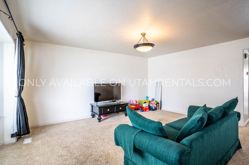 5 Bed 3.5 Bath Townhome in Deer Haven! property image