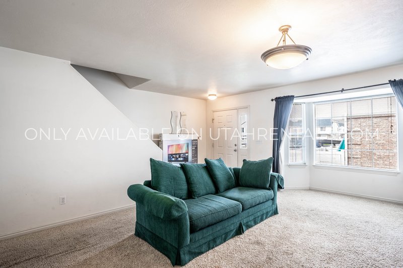 5 Bed 3.5 Bath Townhome in Deer Haven! property image