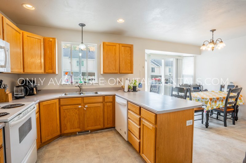 5 Bed 3.5 Bath Townhome in Deer Haven! property image
