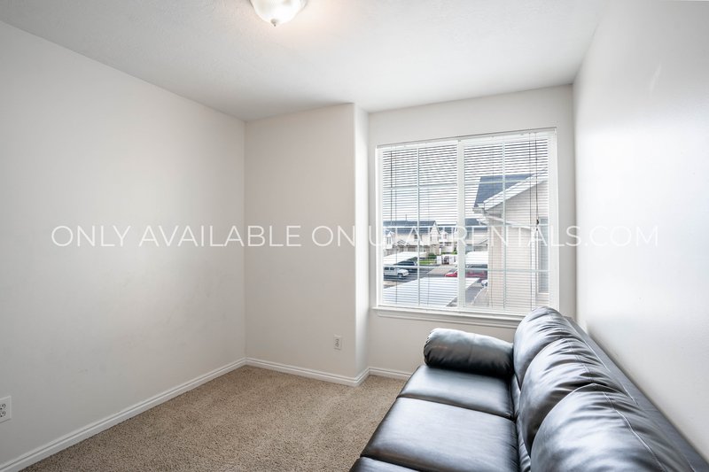 5 Bed 3.5 Bath Townhome in Deer Haven! property image