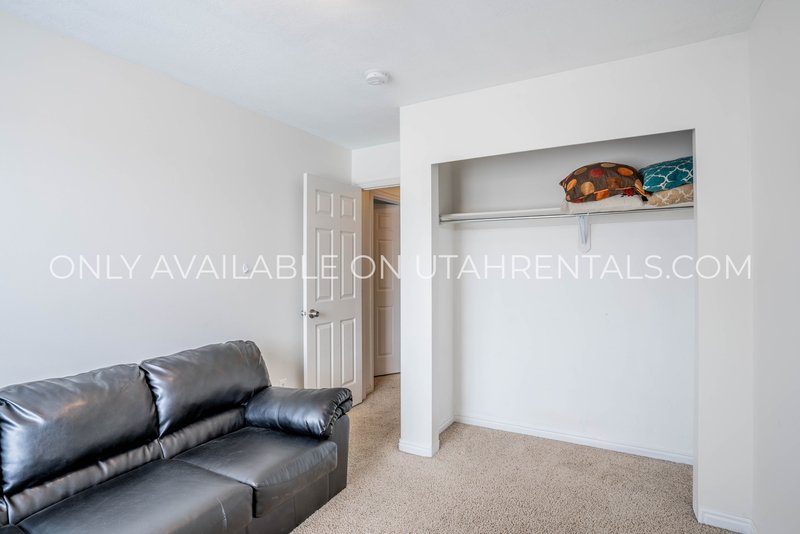 5 Bed 3.5 Bath Townhome in Deer Haven! property image