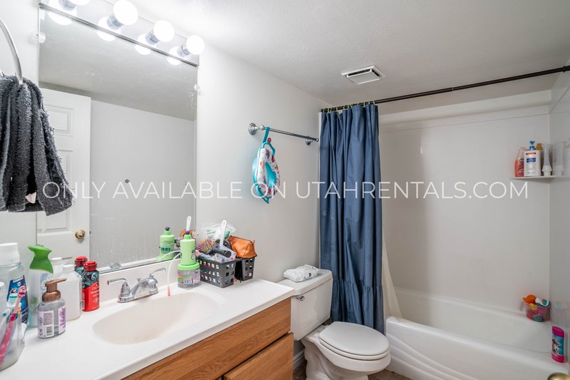 5 Bed 3.5 Bath Townhome in Deer Haven! property image