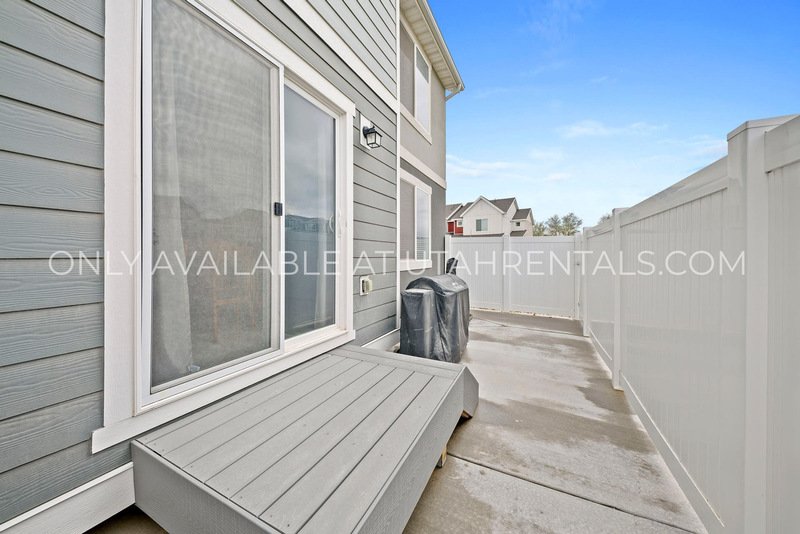 PET FRIENDLY END UNIT TOWNHOME COLD SPRINGS RANCH property image