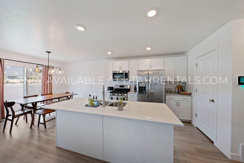 PET FRIENDLY END UNIT TOWNHOME COLD SPRINGS RANCH property image