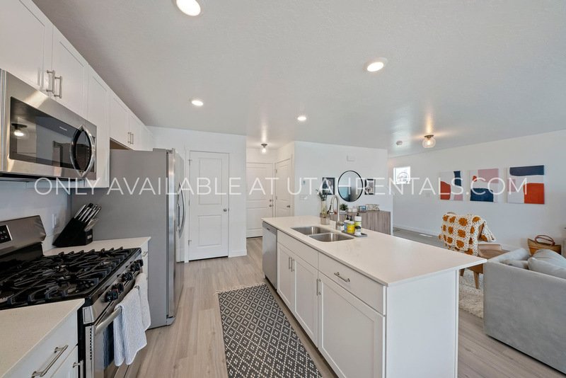 PET FRIENDLY END UNIT TOWNHOME COLD SPRINGS RANCH property image
