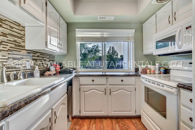 MOVE IN SPECIAL!! Beautiful Condo in Gated Community in Murray! property image