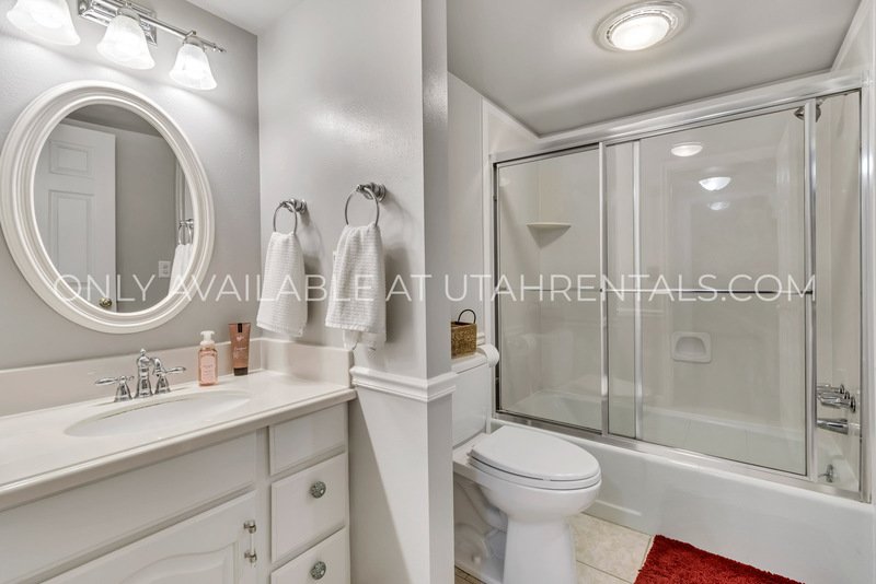 MOVE IN SPECIAL!! Beautiful Condo in Gated Community in Murray! property image