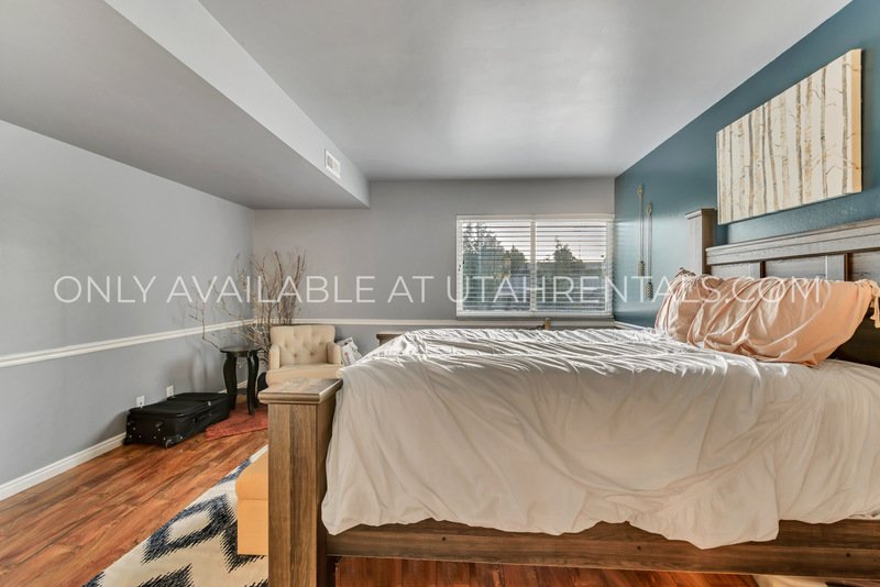 MOVE IN SPECIAL!! Beautiful Condo in Gated Community in Murray! property image