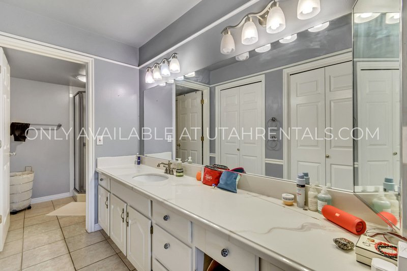 MOVE IN SPECIAL!! Beautiful Condo in Gated Community in Murray! property image