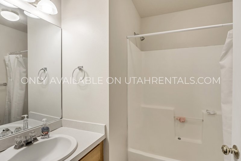 Private Bedrooms at Windsor Park property image