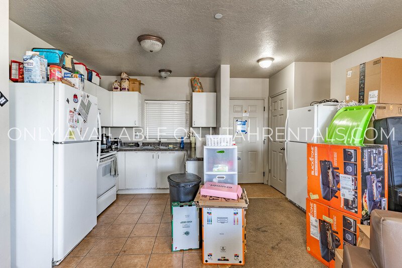 Private Bedroom at Lanai Apartments property image
