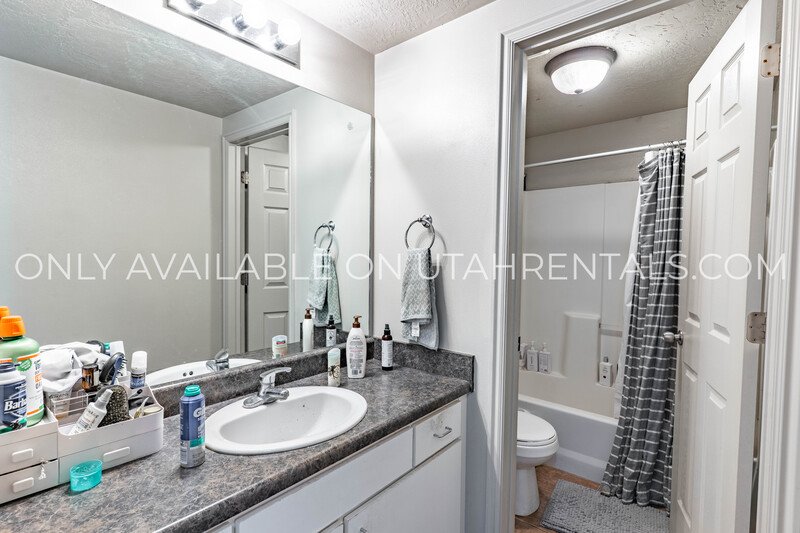 Private Bedroom at Lanai Apartments property image