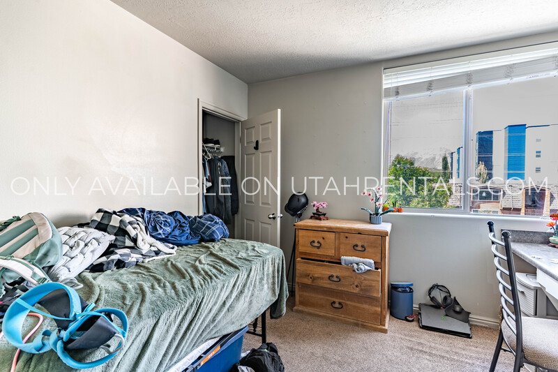 Private Bedroom at Lanai Apartments property image
