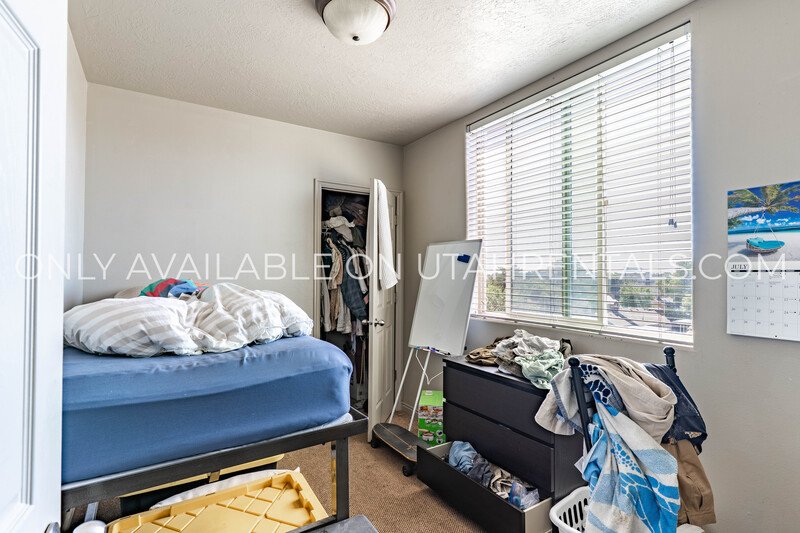 Private Bedroom at Lanai Apartments property image