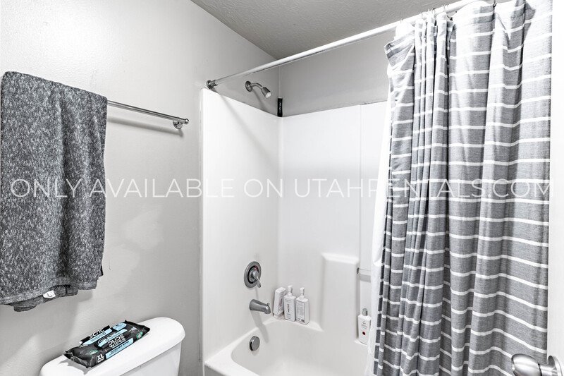 Private Bedroom at Lanai Apartments property image
