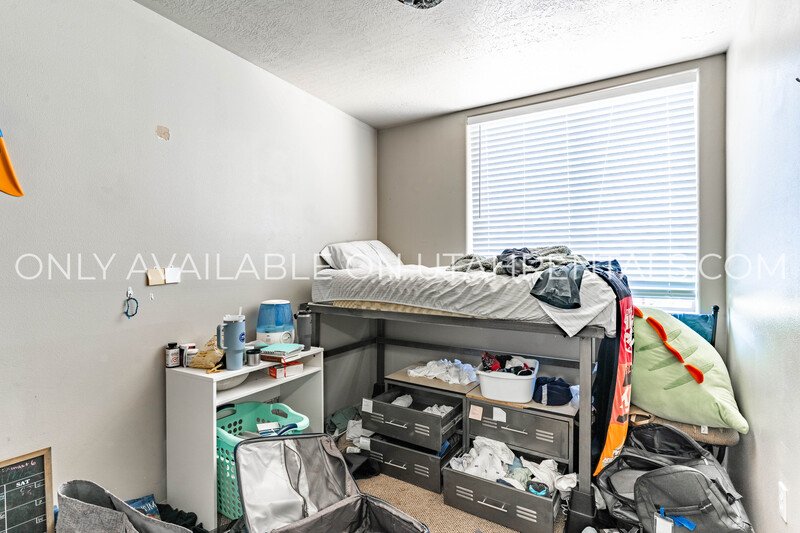 Private Bedroom at Lanai Apartments property image