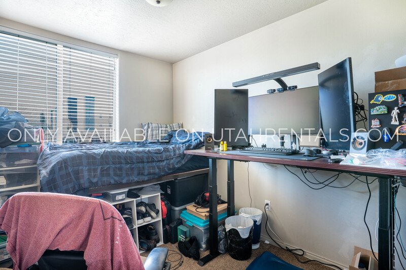 Private Bedroom at Lanai Apartments property image