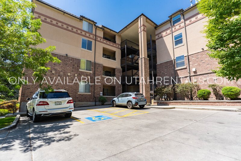 Private Bedroom at Lanai Apartments property image