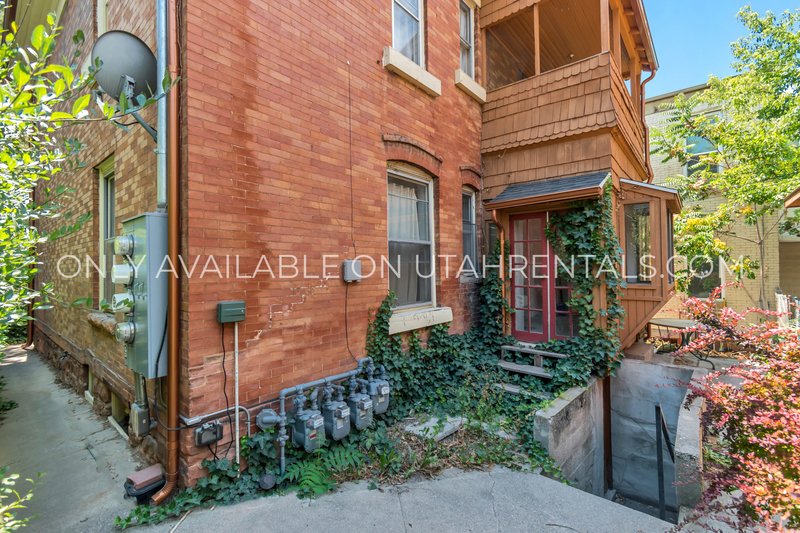 Beautiful 2 bed, 1 bath apartment in East Central! property image