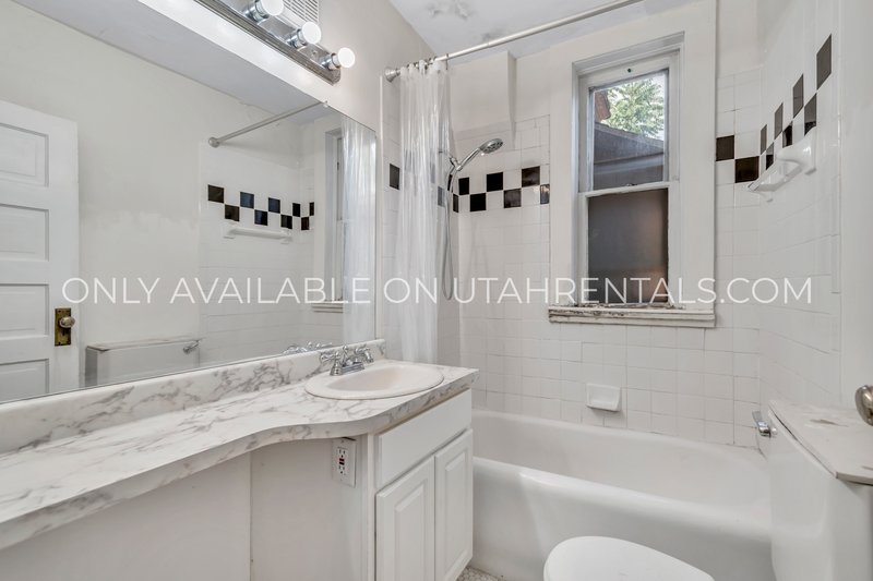 Beautiful 2 bed, 1 bath apartment in East Central! property image