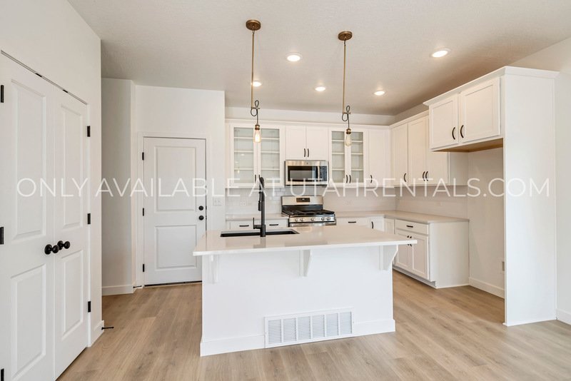 Spacious & Modern 3-Bedroom Home in South Jordan property image