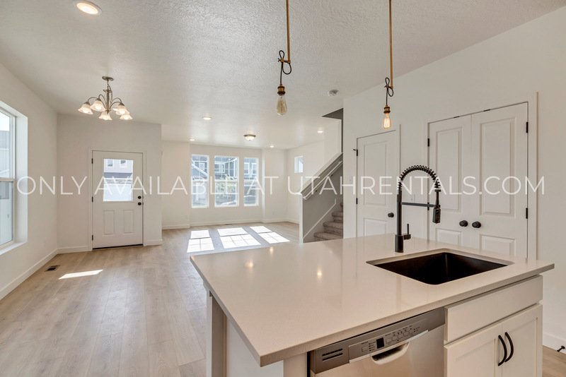 Spacious & Modern 3-Bedroom Home in South Jordan property image