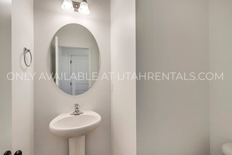 Spacious & Modern 3-Bedroom Home in South Jordan property image